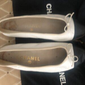Authentic Vintage Chanel Ballet Flats White Leather black leather cap toe 37 1/2